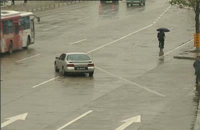 广州大桥南:交通标志不合理 马路陷阱害司机